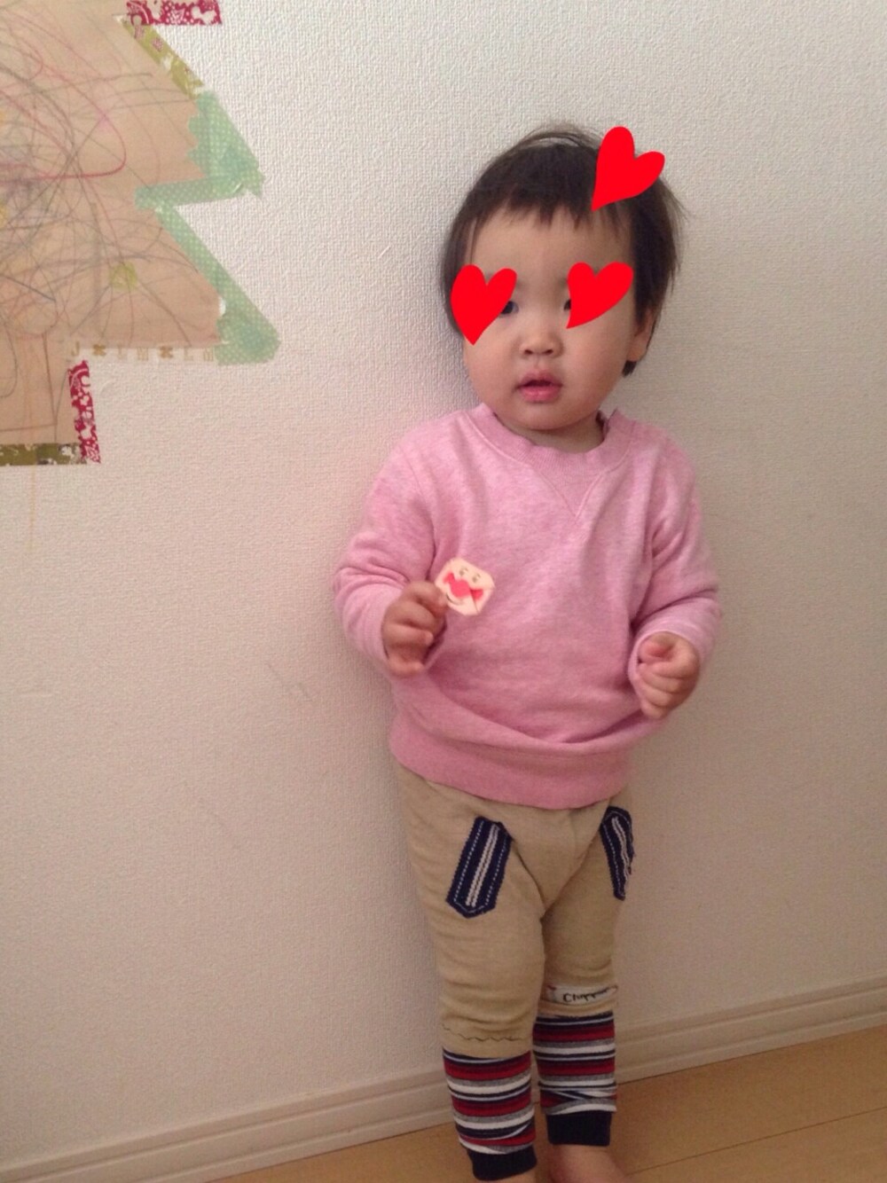 ピンク系のスウェット、ベージュ系のその他パンツを着用したキッズの冬コーディネートの1枚目の写真