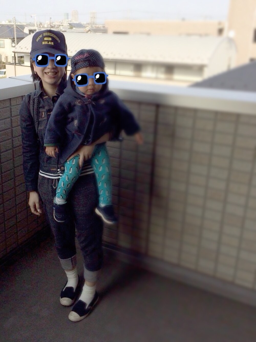 「レギンス、動物モチーフ、キャップ、キャップ後ろかぶり、ぺんぎん、リンクコーデ、母と息子」｜「Leeのアイテム（キャップ、ブルー系）」を使った、hacchanさん（キッズ・80cm）の春コーディネートの1枚目の写真