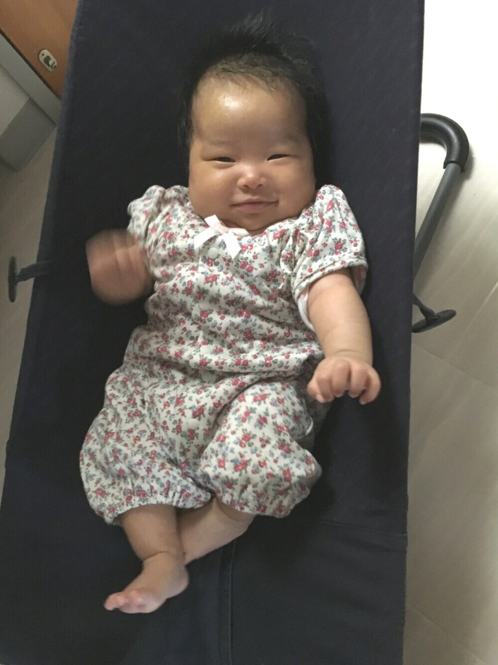 「petit main、花柄、ロンパース、０歳、バウンサー、ドラフトPM」｜「petit mainのリボンつきガーリー総柄ロンパース（ロンパース、レッド系）」を使った、hacchanさん（キッズ・50cm）の春コーディネートの1枚目の写真