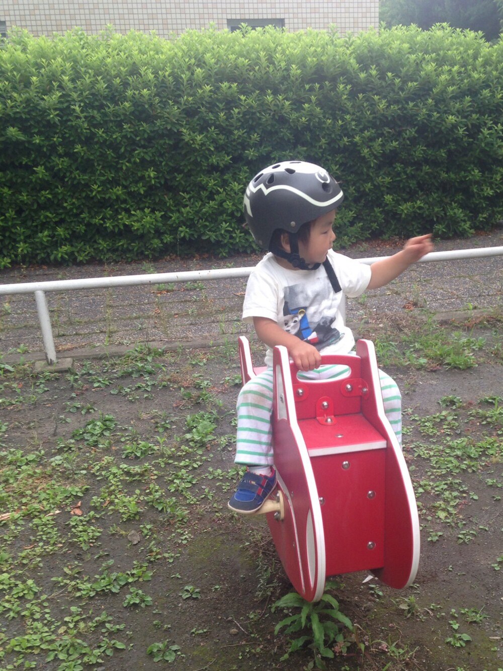 「bikke、ヘルメット、公園、トーマス、コラボ、ボーダーパンツ、IFME、kids」｜「babyGAPのアイテム（その他パンツ、ホワイト系）」を使った、hacchanさん（キッズ・80cm）の夏コーディネートの1枚目の写真