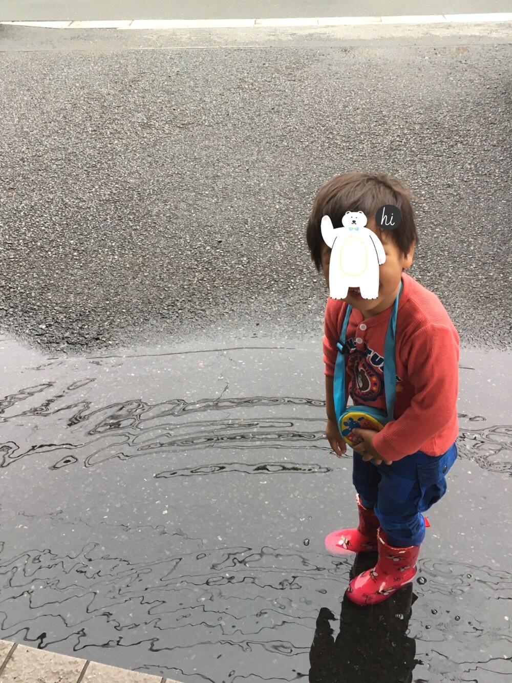 「長靴、赤と青、2歳、男の子」｜「西松屋のアイテム（Tシャツ/カットソー、レッド系）」を使った、hacchanさん（キッズ・90cm）の春コーディネートの1枚目の写真
