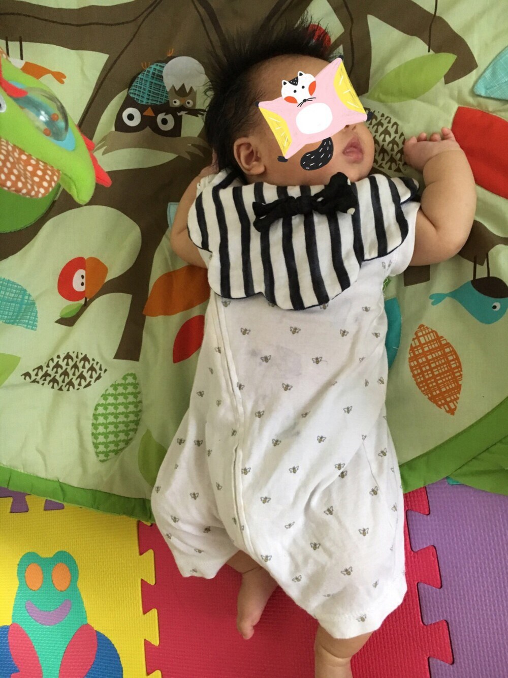 ホワイト系のロンパースを着用したキッズの夏コーディネートの1枚目の写真