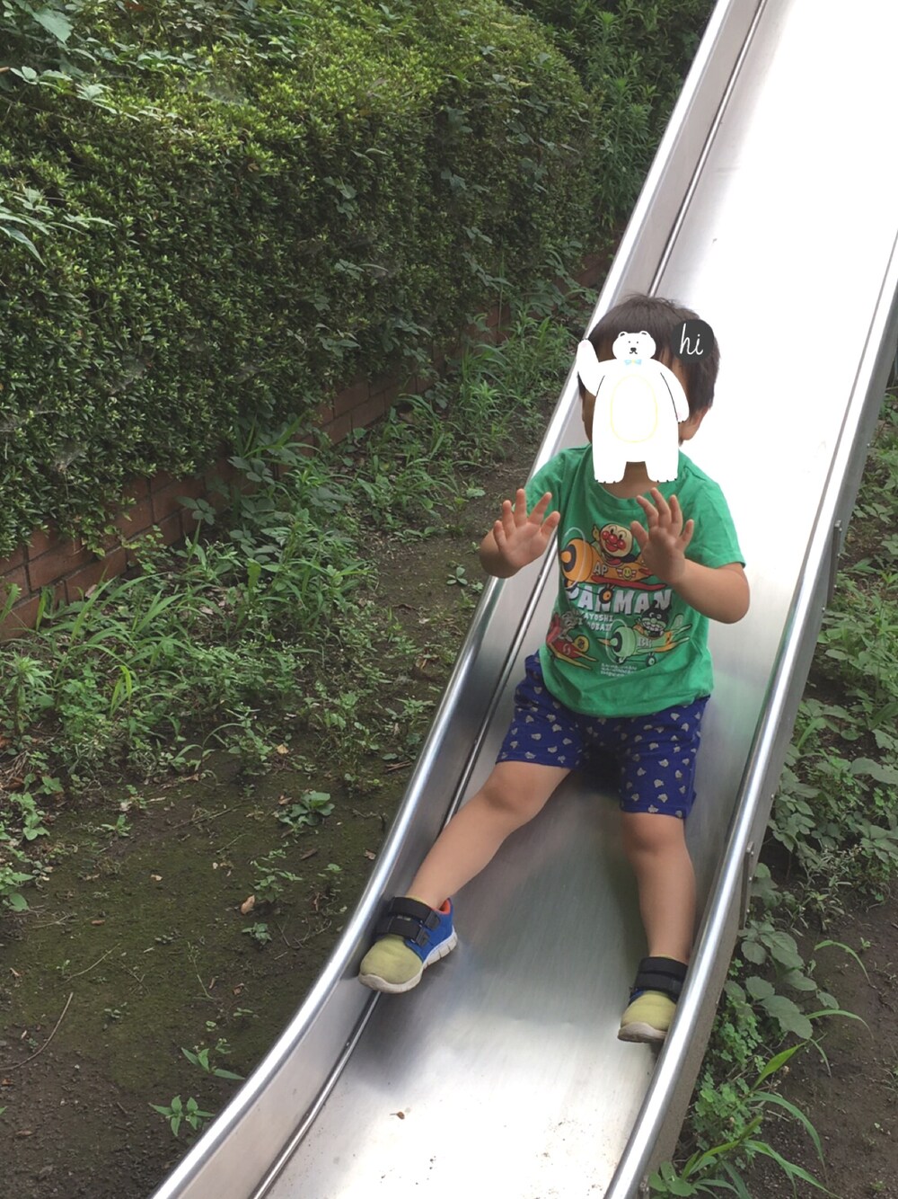 「キッズファッション、スベリ台、公園、保育園、アンパンマン、バナナ」｜「アンパンマンのアイテム（Tシャツ/カットソー、グリーン系）」を使った、hacchanさん（キッズ・90cm）の夏コーディネートの1枚目の写真