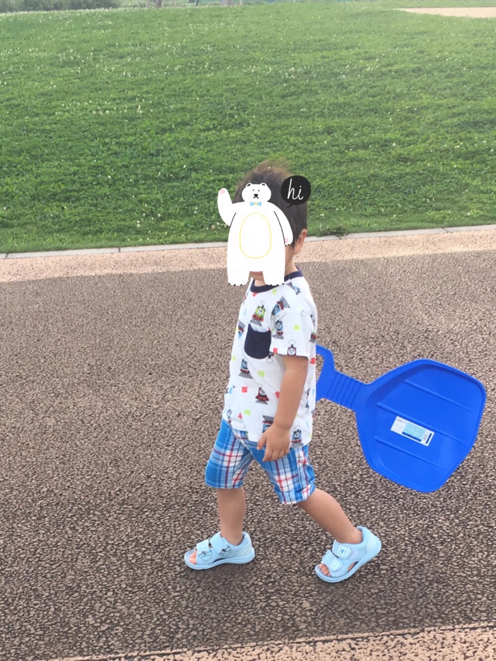 「公園、スベリ台、トーマス、チェック、ユニクロ、UT、3歳」｜「UNIQLOのアイテム（Tシャツ/カットソー、ホワイト系）」を使った、hacchanさん（キッズ・90cm）の夏コーディネートの1枚目の写真