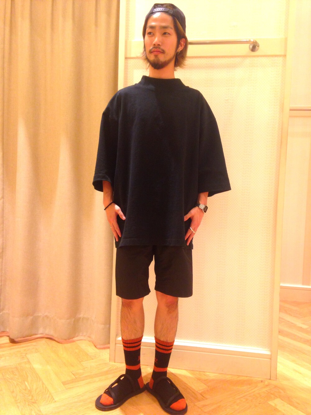 ブラック系のTシャツ/カットソー、ブラック系のサンダル、ブラック系のその他パンツを着用したメンズの春コーディネートの1枚目の写真