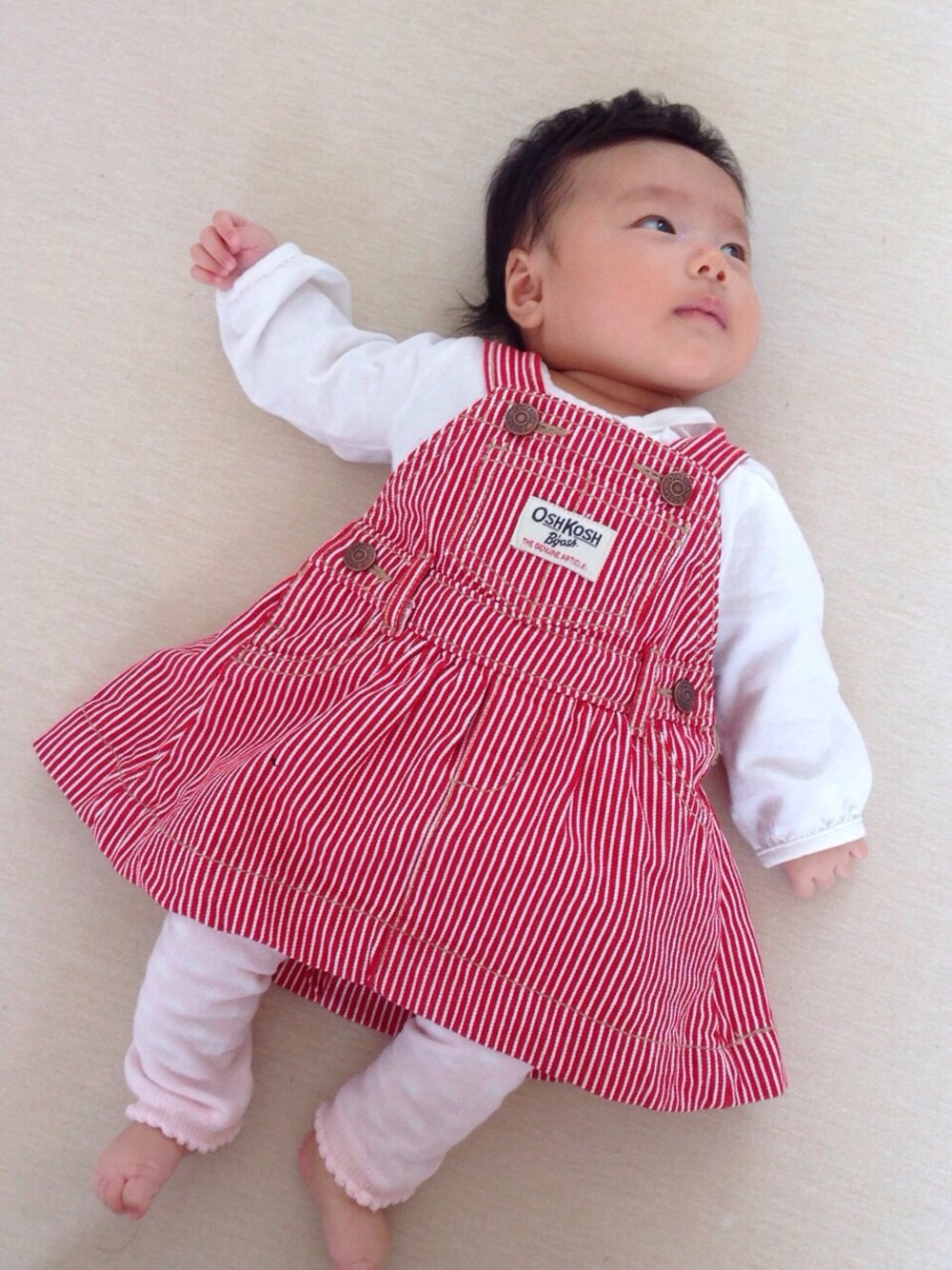 「OSHKOSHのアイテム（ワンピース、レッド系）」を使った、iknruさん（キッズ・60cm）の春コーディネートの1枚目の写真