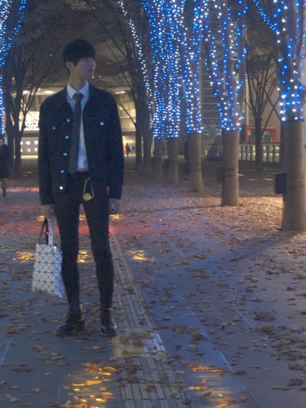 「黒スキニー、シンプル、スキニーデニム、streetstyle、Dr.Martens、冬、冬コーデ、モード、デニム、UNIQLO」｜「Dior hommeのアイテム（ネクタイ、ブラック系）」を使った、さじゅんさん（メンズ・180cm）の冬コーディネートの1枚目の写真