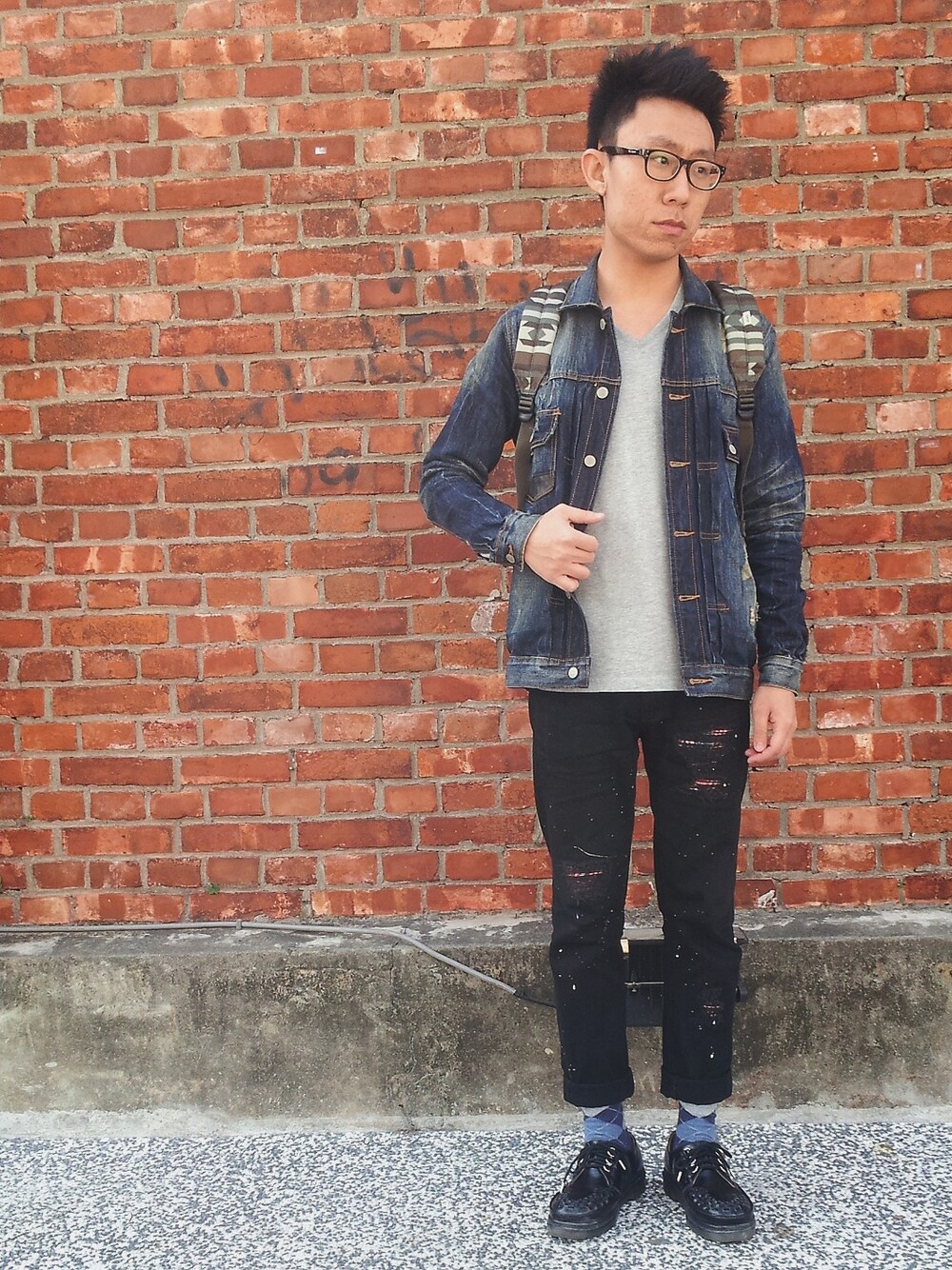 「bridgetaipei、reputation」｜「REPUTATIONのR.P.T.N DENIM Leather SAVAGE Washed Jacket（デニムジャケット、ブルー系）」を使った、陳宣諭さん（メンズ・174cm）の春コーディネートの1枚目の写真