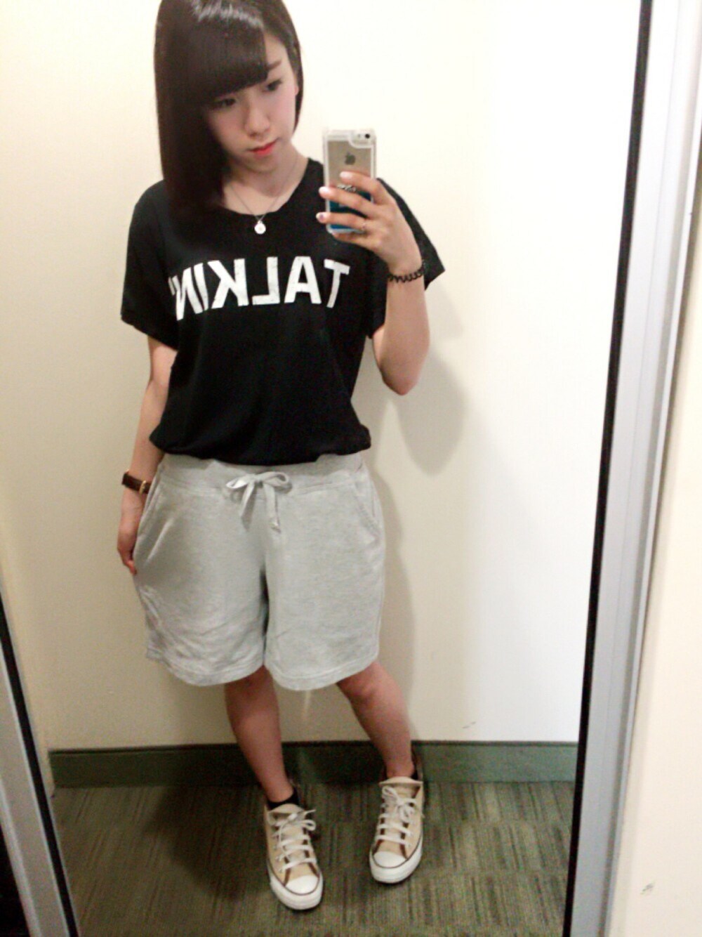「COLONY2139、ニコアンド(niko and...)、converse、スニーカー、シンプルコーデ、ダニエルウェリントン、MARK BY MARK JACOBS、hawaii」｜「niko and...のゴシックロゴＴシャツ【niko and...】（Tシャツ/カットソー、ブラック系）」を使った、Mano.さん（レディース・146cm）の春コーディネートの1枚目の写真