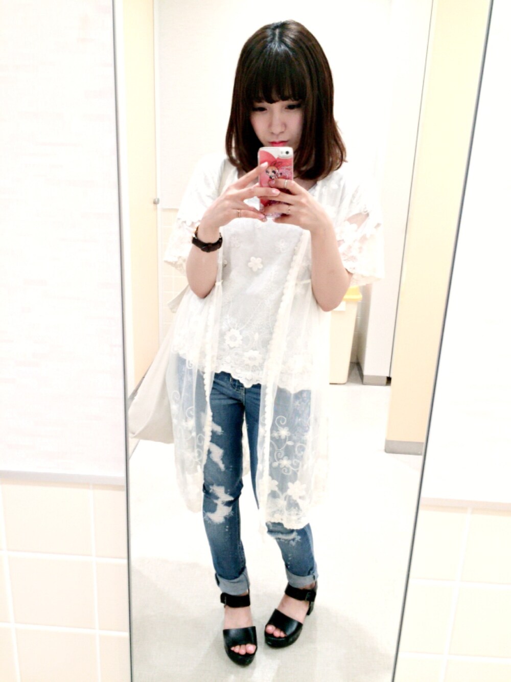 「シンプル、レース、レースガウン、ダニエルウェリントン、HOLLISTER、earth music&ecology、Nine West、KCON、コンサート」｜「earth music&ecologyのアイテム（Tシャツ/カットソー、ホワイト系）」を使った、Mano.さん（レディース・146cm）の夏コーディネートの1枚目の写真