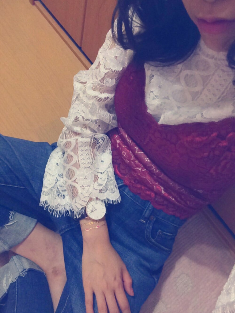 「シンプルスタイル、w closet、who's who chico、ユニクロ、レース、スタンドカラー、ビスチェ、秋服、ワインレッド、ダメージジーンズ」｜「Chicoのレースビスチェキャミソール（キャミソール、レッド系）」を使った、Mano.さん（レディース・146cm）の秋コーディネートの1枚目の写真
