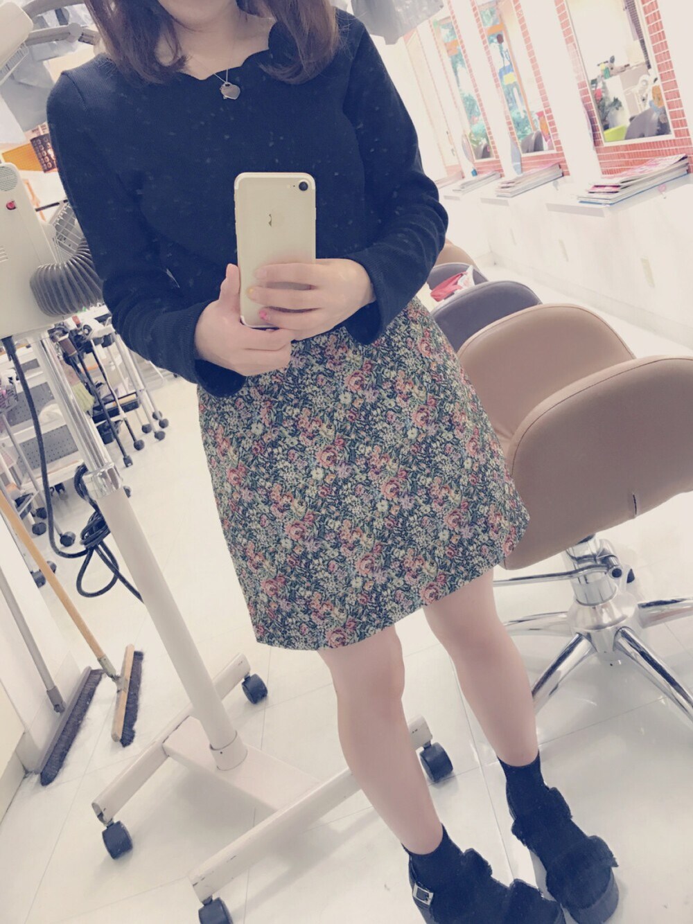 「秋コーデ、スカパン、ゴブラン織、mystic、dazzlin、ファーサンダル、靴下屋、ティファニー、スカラップ、ヴィンテージ」｜「mysticの衿スカラッププルオーバー（Tシャツ/カットソー、ブラック系）」を使った、Mano.さん（レディース・146cm）の秋コーディネートの1枚目の写真