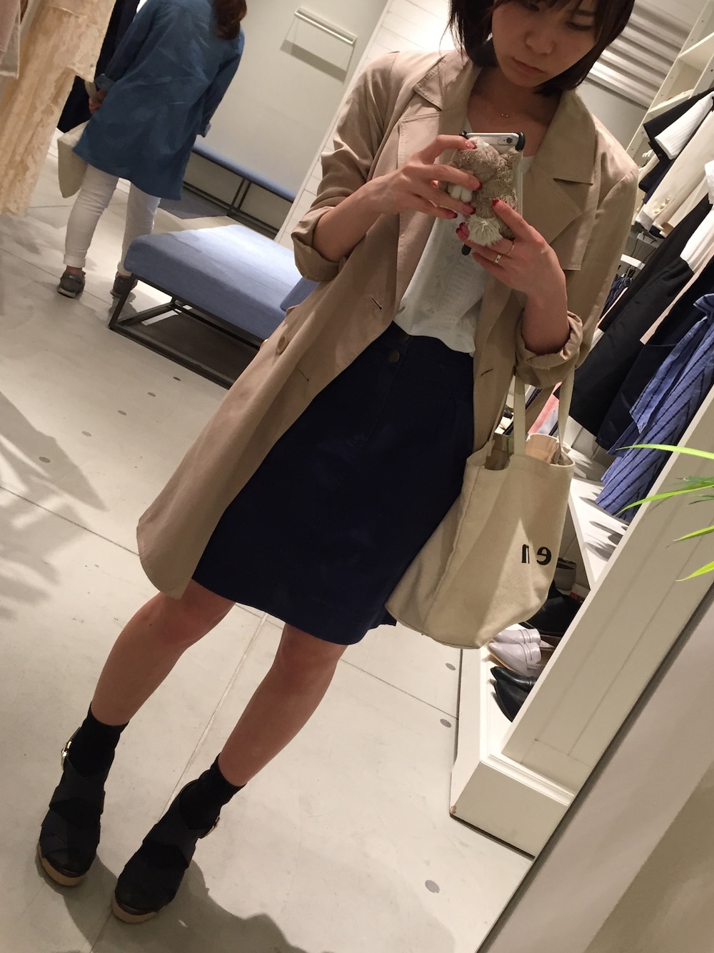 「シースルー、デニムスカート、タイトスカート、トレンチコート」｜「mysty womanのアイテム（シャツ/ブラウス、ホワイト系）」を使った、にさん（レディース・151cm）の春コーディネートの1枚目の写真