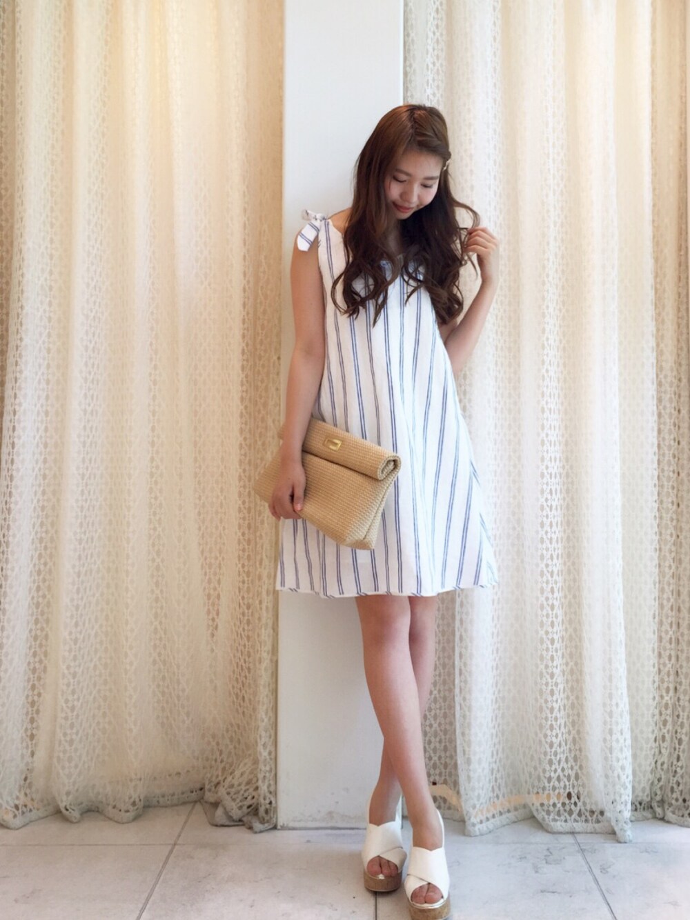 「MERCURYDUO(MERCURYDUO)、ワンピース、ストライプ、夏コーデ、フェミニン、カジュアル、マーキュリーデュオ(MERCURYDUO)」｜「MERCURYDUOの【GDS】 折り返しクラッチカゴBAG（クラッチバッグ、ベージュ系）」を使った、司 絵里花さん（レディース・164cm）の春コーディネートの1枚目の写真