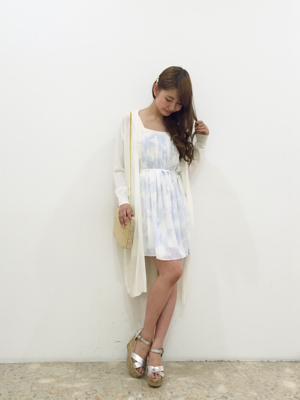 「花柄ワンピース、MERCURYDUO(MERCURYDUO)、ロングカーディガン、フェミニン、シルバーサンダル、バレッタ、ワンピース」｜「MERCURYDUOの【DUO】 ペールトーンフラワープリントタックOP（ワンピース、ホワイト系）」を使った、司 絵里花さん（レディース・164cm）の春コーディネートの1枚目の写真