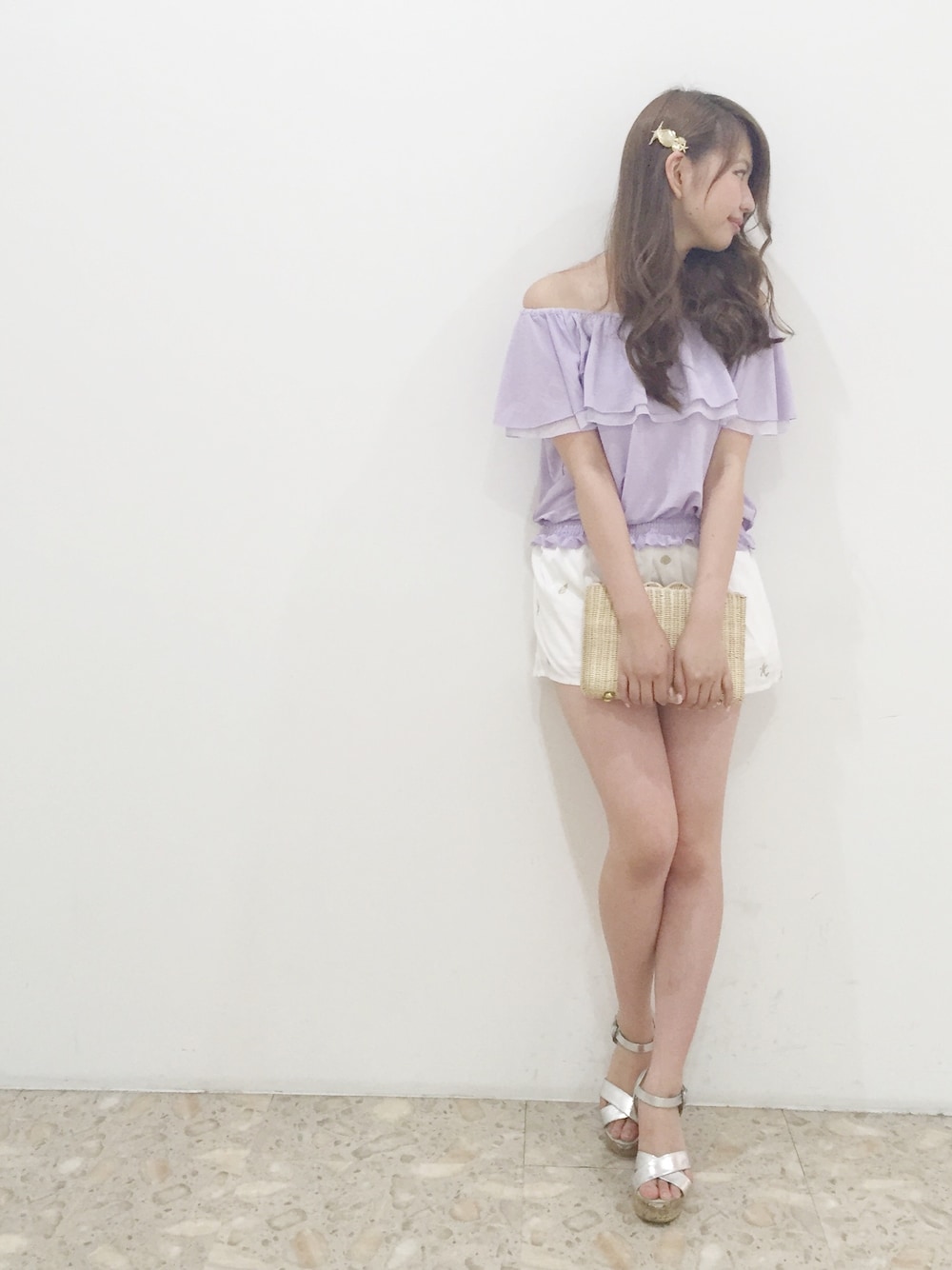 「MERCURYDUO(MERCURYDUO)、オフショル、フェミニン、ショートパンツ、シェル」｜「MERCURYDUOの【DUO】 エスパンディラッフルトップス（トップス、パープル系）」を使った、司 絵里花さん（レディース・164cm）の夏コーディネートの1枚目の写真