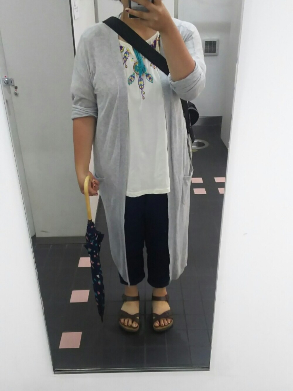 「GUのアイテム（チノパンツ、ブルー系）」を使った、しほしさん（レディース・160cm）の夏コーディネートの1枚目の写真