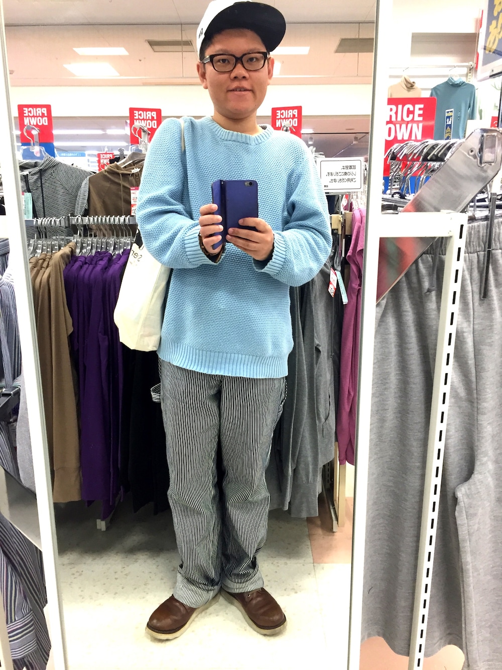 ブルー系のニット/セーター、その他のパンツ、ブラウン系のシューズを着用したメンズの春コーディネートの1枚目の写真