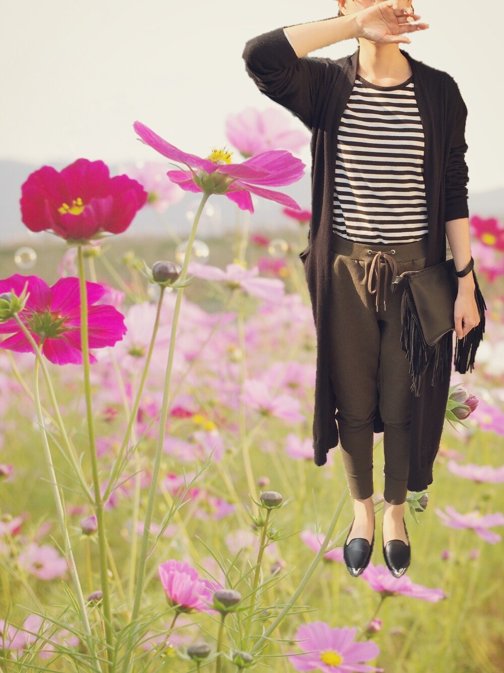 グリーン系のその他パンツ、ブラック系のクラッチバッグ、ブラック系のカーディガン/ボレロを着用したレディースの秋コーディネートの1枚目の写真