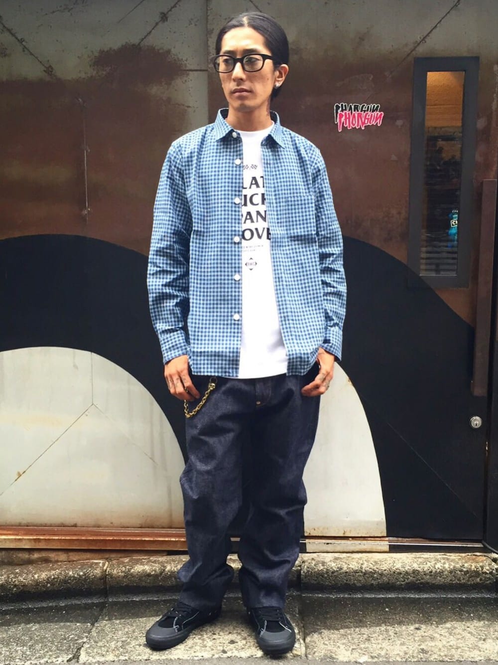 「yuyastyles、ＰＨＯＲＧＵＮ、渋谷、シャツスタイル、チェックシャツ、デニム、秋のコーデ、ストリート、カジュアル、青」｜「UNCROWDのアイテム（サングラス、ブラック系）」を使った、Yuya Nagaiさん（メンズ・170cm）の秋コーディネートの1枚目の写真