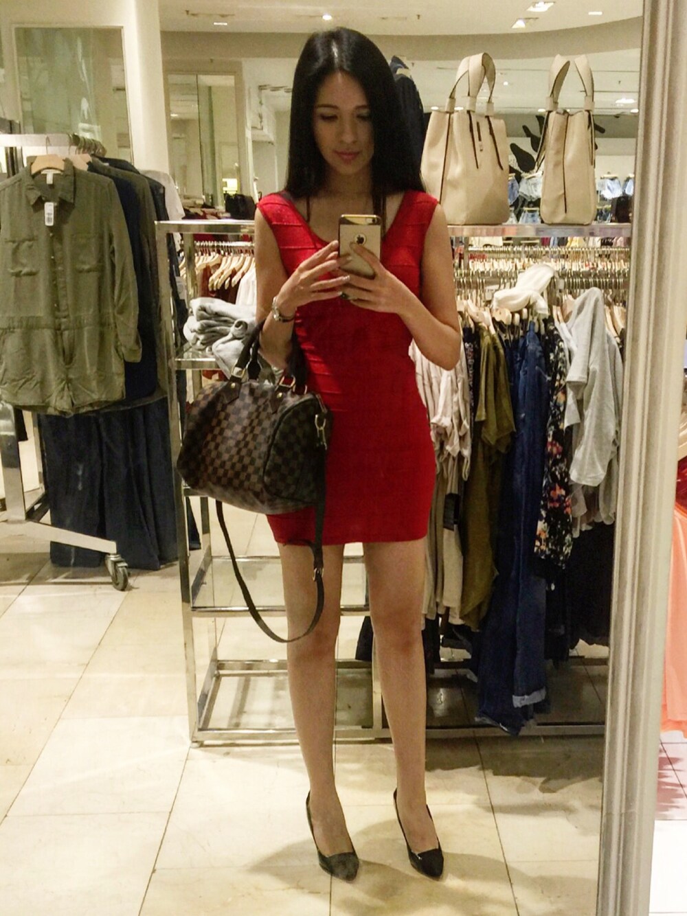 「ootd、mirrorshots」｜「CHARLES & KEITHのアイテム（パンプス、ブラック系）」を使った、Crystal ♡ さん（レディース・169cm）の春コーディネートの1枚目の写真