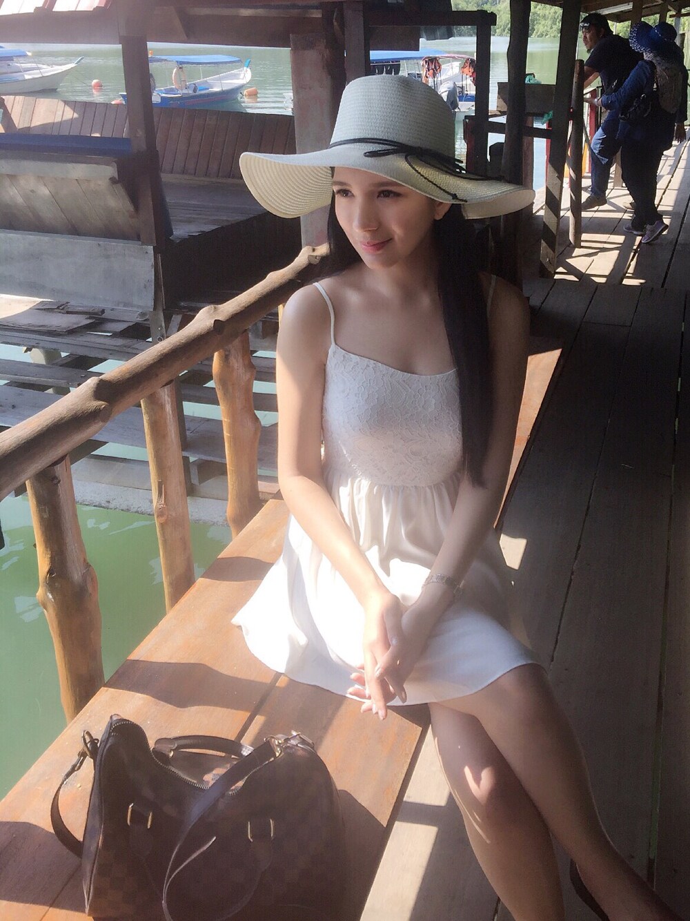 「vacation、simple」｜「FOREVER 21のアイテム（ドレス、ホワイト系）」を使った、Crystal ♡ さん（レディース・169cm）の春コーディネートの1枚目の写真