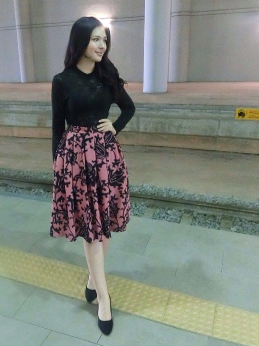 「train station、lace top」｜「CHARLES & KEITHのアイテム（ドレスシューズ、ブラック系）」を使った、Crystal ♡ さん（レディース・169cm）の春コーディネートの1枚目の写真