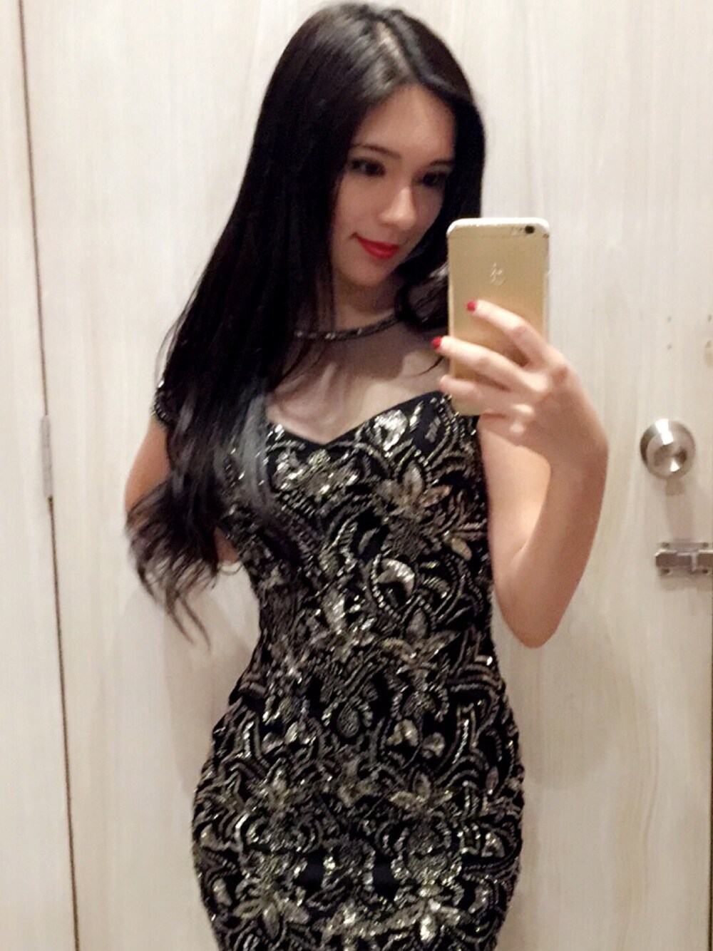 「Miss Selfridgeのアイテム（ワンピース、ブラック系）」を使った、Crystal ♡ さん（レディース・169cm）の春コーディネートの1枚目の写真