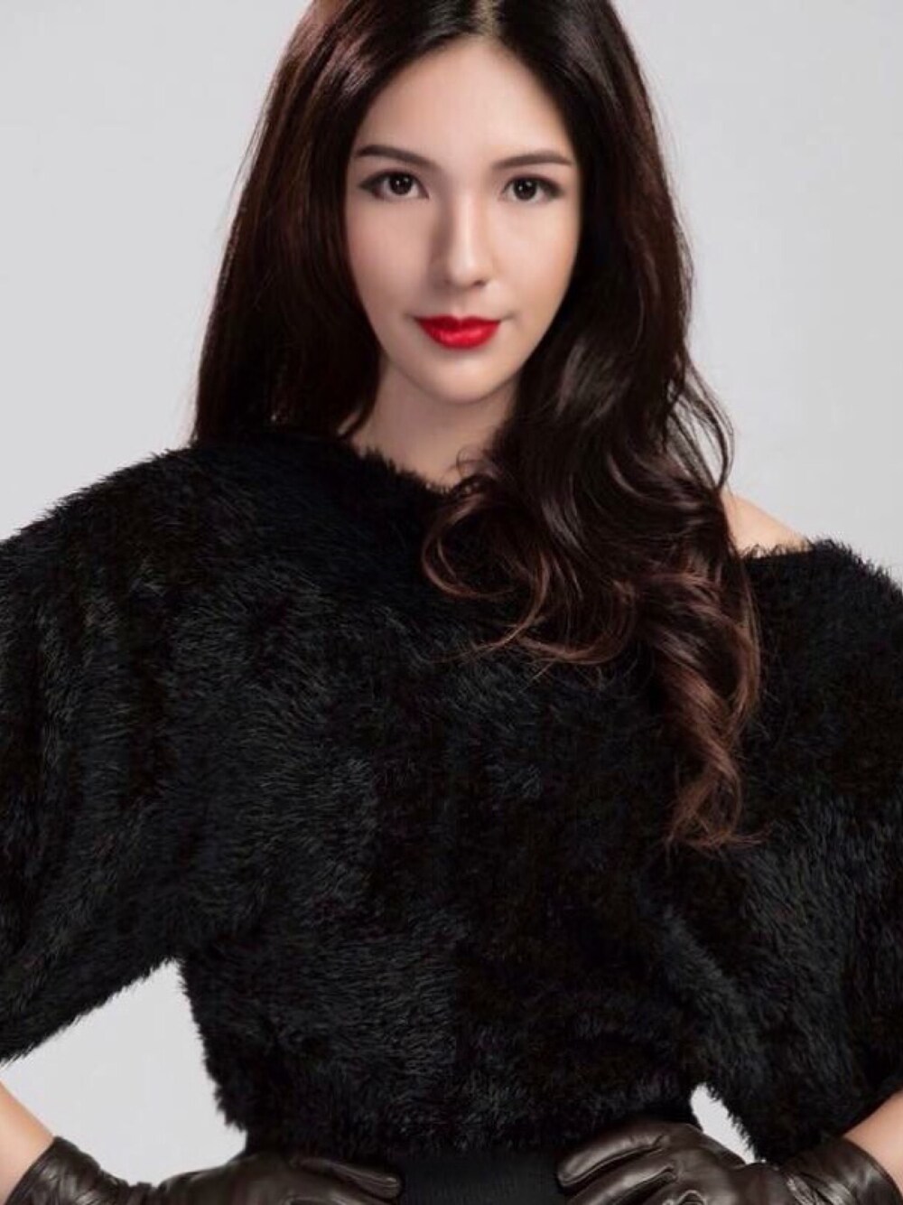 「BALMAINのアイテム（ニット/セーター、ブラック系）」を使った、Crystal ♡ さん（レディース・169cm）の春コーディネートの1枚目の写真