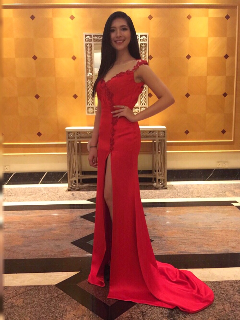 「Alvin Tay Coutureのアイテム（ワンピース、レッド系）」を使った、Crystal ♡ さん（レディース・169cm）の春コーディネートの1枚目の写真
