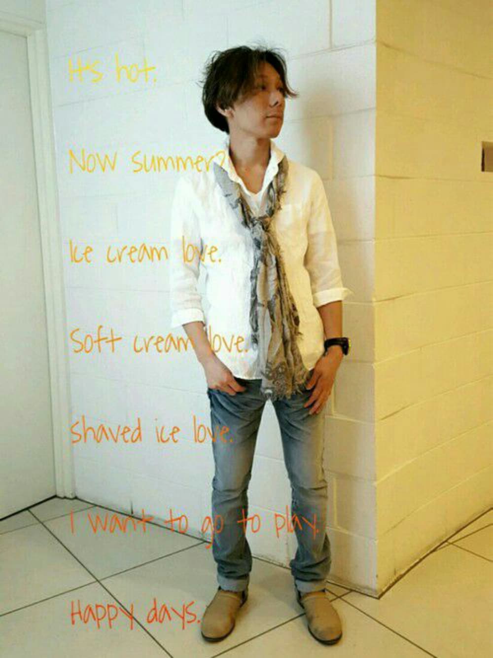 ホワイト系のシャツ/ブラウス、ベージュ系のスリッポン、グレー系のストール/ショールを着用したメンズの夏コーディネートの1枚目の写真