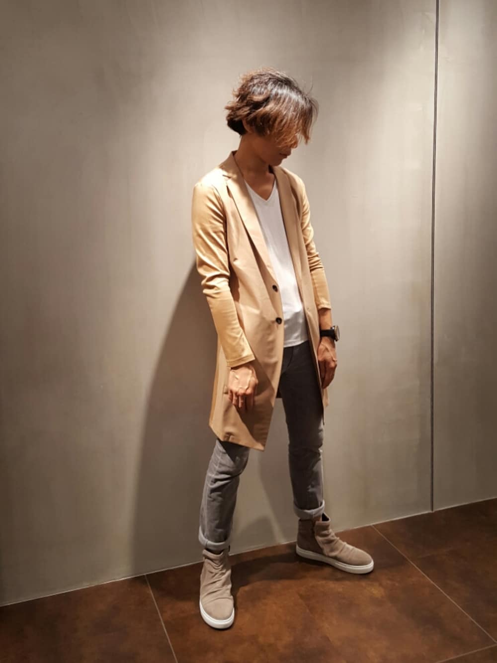 ベージュ系のカーディガン/ボレロ、ベージュ系のスニーカー、グレー系のデニムパンツを着用したメンズの秋コーディネートの1枚目の写真