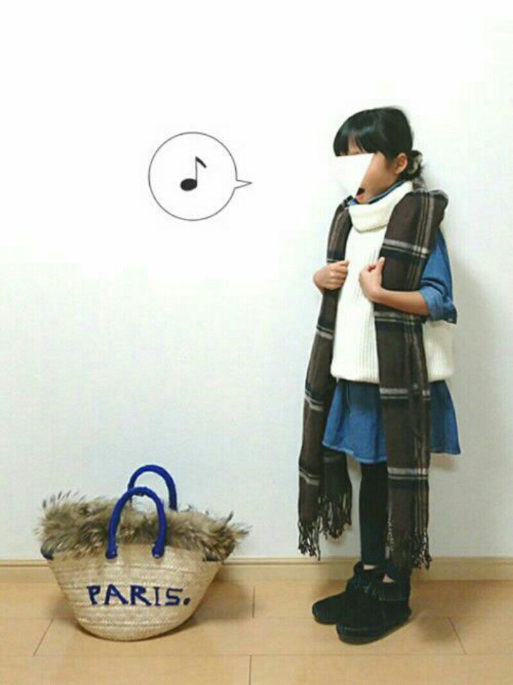 ブラック系のブーツ、ブラウン系のマフラー、その他のヘアゴムを着用したキッズの秋コーディネートの1枚目の写真