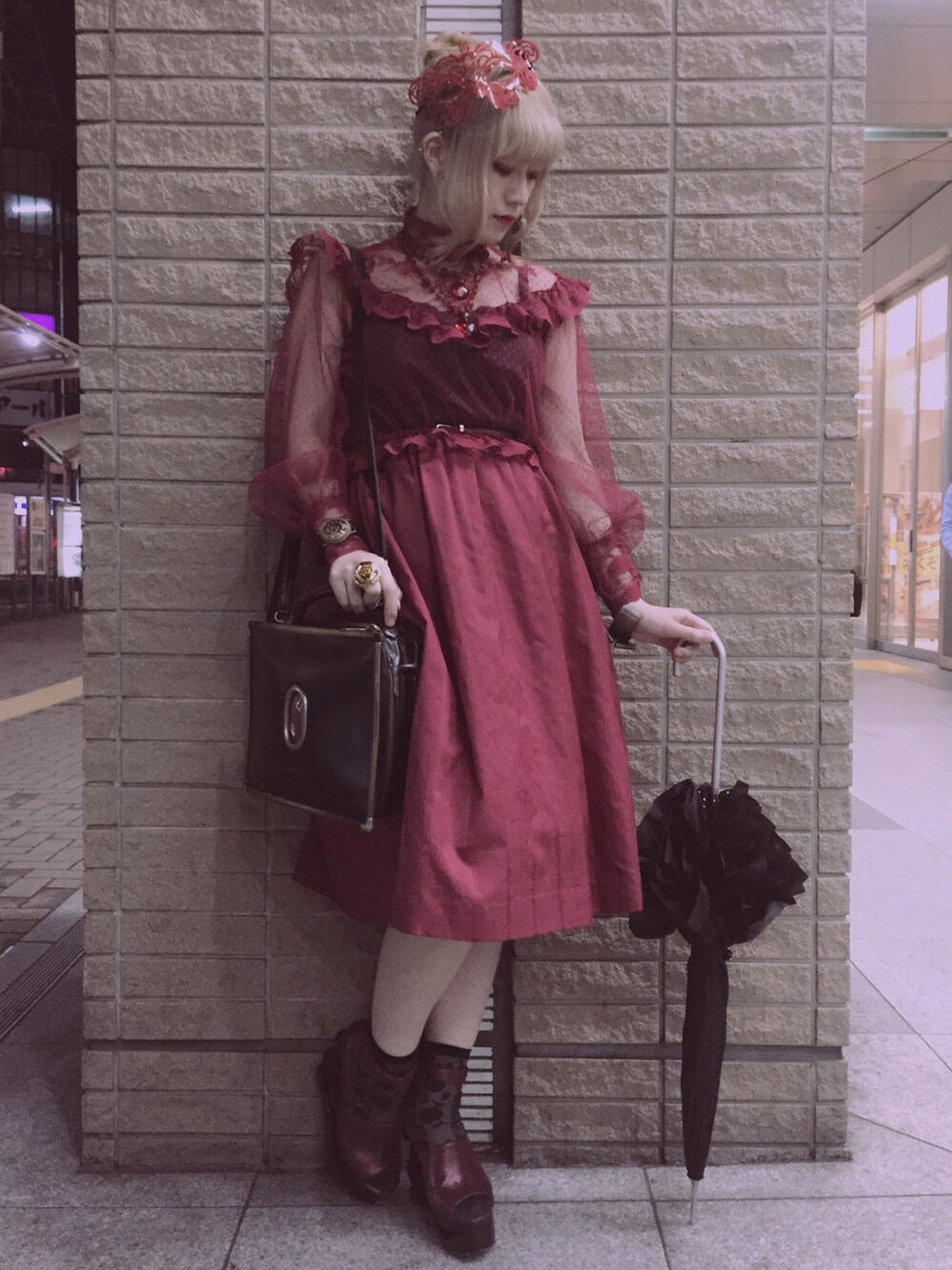 レッド系のシャツ/ブラウス、ブラック系のショルダーバッグ、レッド系のその他シューズを着用したレディースの秋コーディネートの1枚目の写真