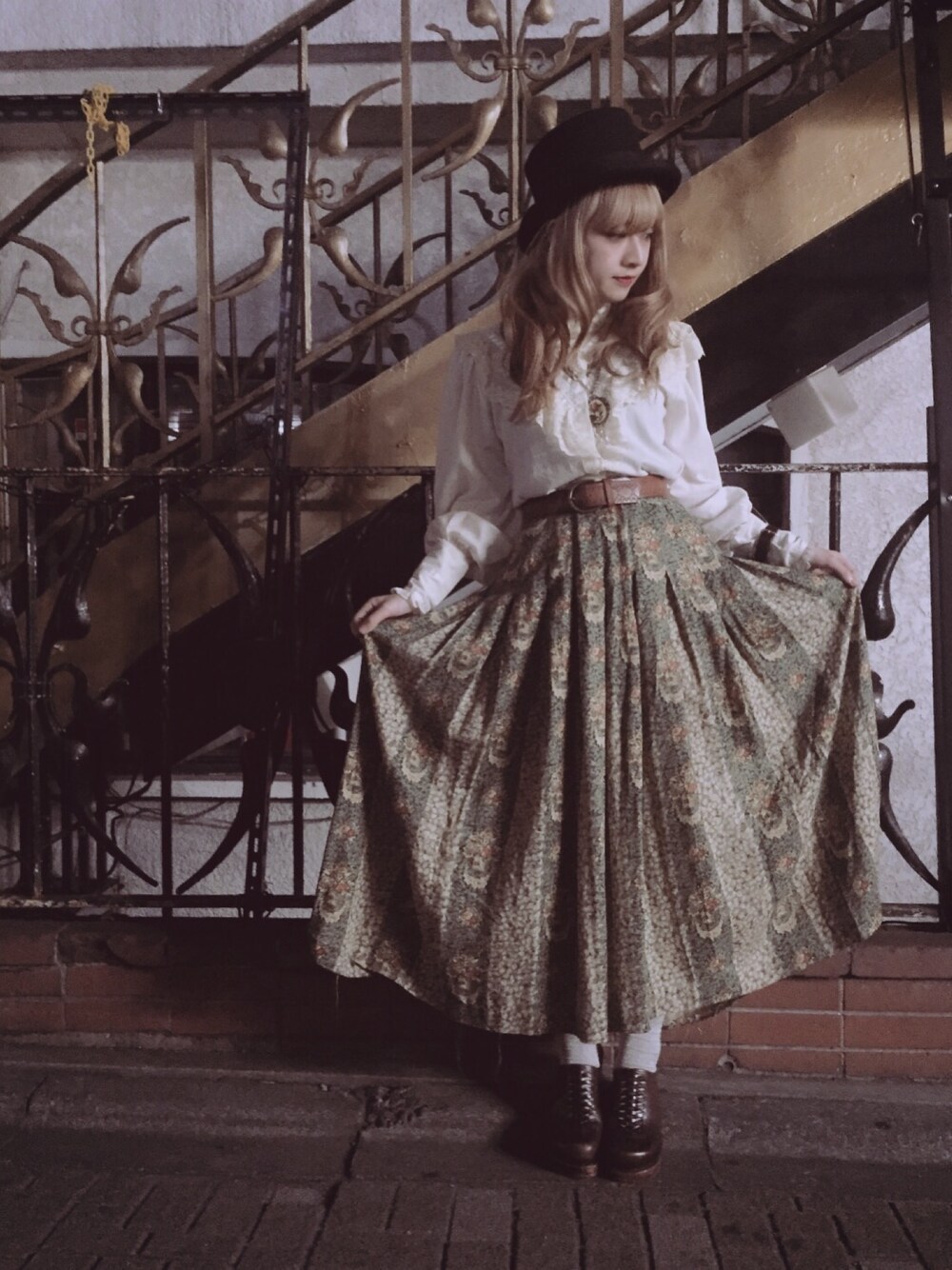 グリーン系のスカート、ブラウン系のその他シューズ、ホワイト系のシャツ/ブラウスを着用したレディースの秋コーディネートの1枚目の写真