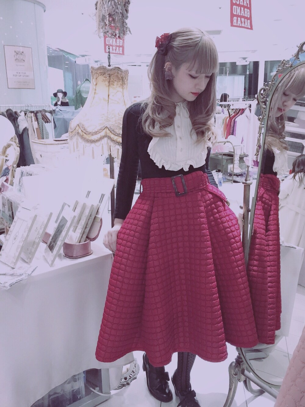 レッド系のスカート、ブラック系のTシャツ/カットソー、ブラック系のタイツ/ストッキングを着用したレディースの冬コーディネートの1枚目の写真