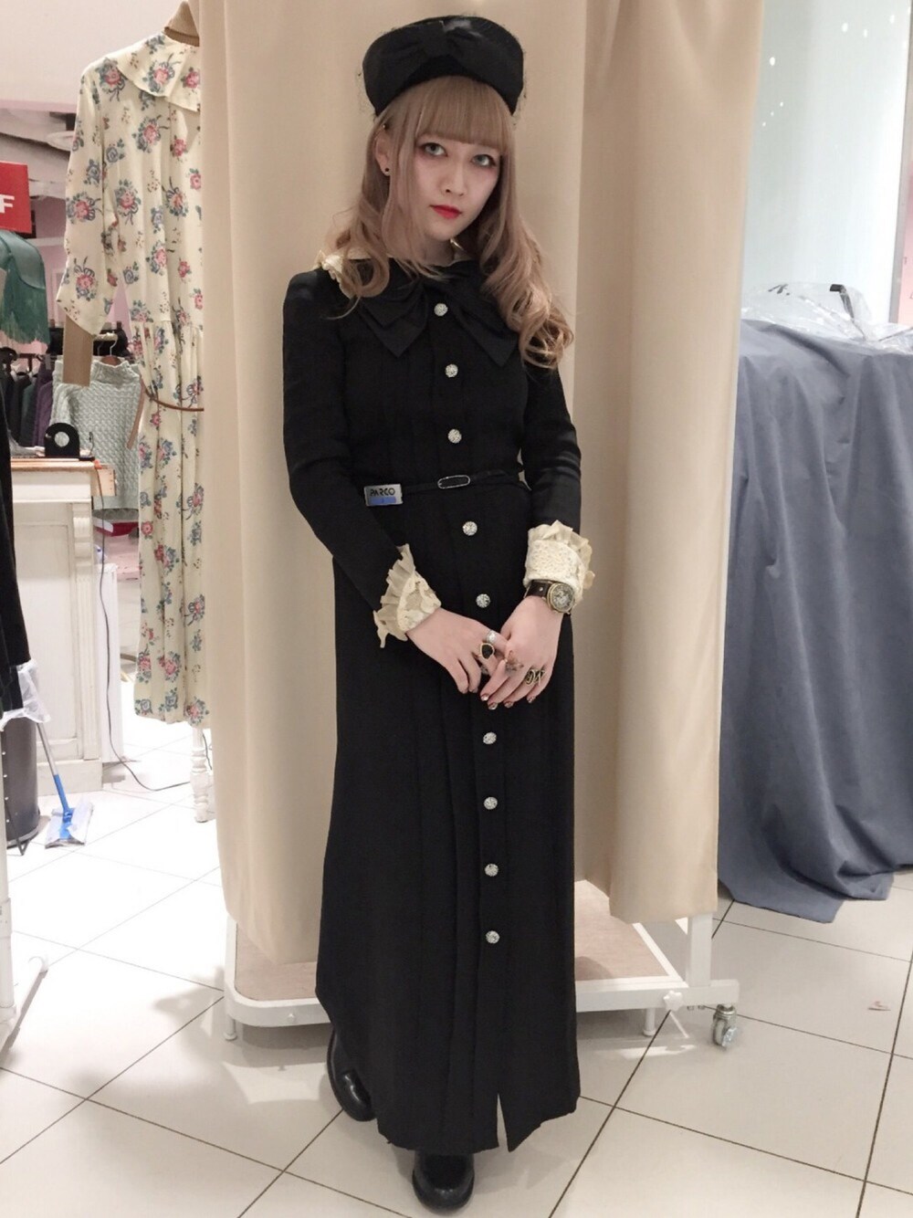 ブラック系のワンピース、ブラック系のパンプス、ブラック系の帽子を着用したレディースの冬コーディネートの1枚目の写真