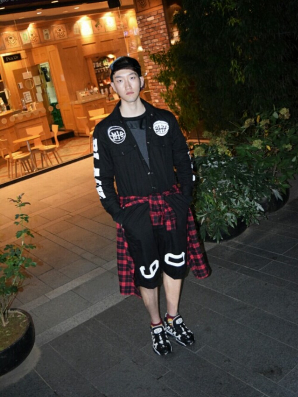 「ZARAのアイテム（スウェット、ブラック系）」を使った、JJangSeokiiさん（メンズ・186cm）の秋コーディネートの1枚目の写真
