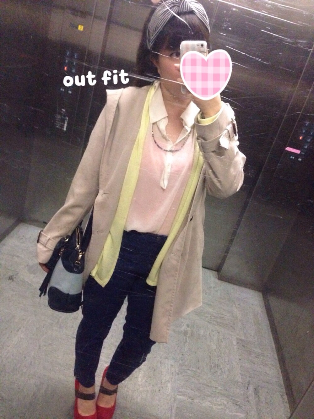 「パンツ×ヒール、パンツ、カチューシャ、トレンチコート、あかいくつ、GU、UNIQLO、MAJESTIC LEGON、エレベーター独り占め♡」｜「Heatherのアイテム（シャツ/ブラウス、ホワイト系）」を使った、まいはにー*さん（レディース・151cm）の春コーディネートの1枚目の写真