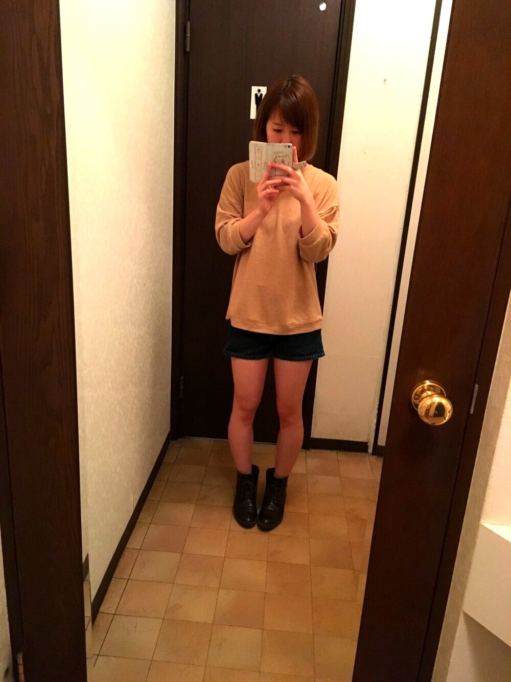 「秋コーデ、カジュアルコーデ、デニム、レースアップシューズ、ショートパンツ、ベージュ」｜「LEPSIMのポリエステルコットンスラブウラケVネック7ブ　728471（Tシャツ/カットソー、ベージュ系）」を使った、chisatoさん（レディース・156cm）の秋コーディネートの1枚目の写真