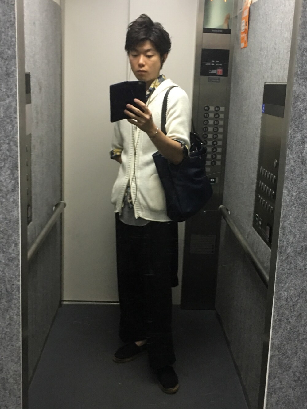 「休日スタイル、夏ニット、ワイドパンツ」｜「Daniel & BobのDaniel & Bob / 別注"CERCATORE"IDISレザートート（トートバッグ、ブルー系）」を使った、Naokingさん（メンズ・177cm）の夏コーディネートの1枚目の写真