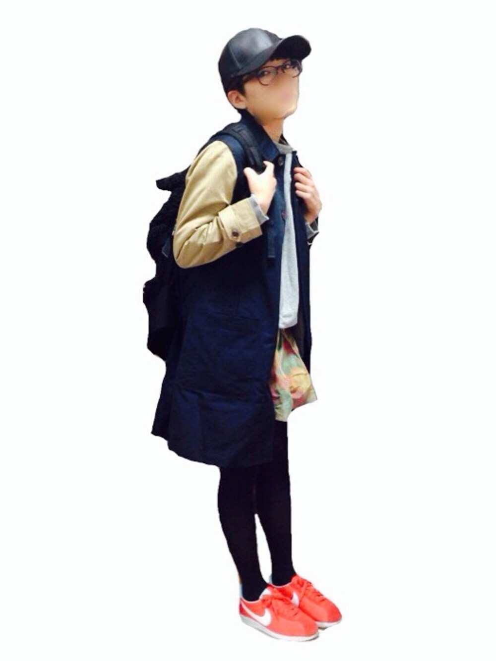 その他のステンカラーコート、レッド系のスニーカー、ブラック系のバックパック/リュックを着用したレディースの秋コーディネートの1枚目の写真