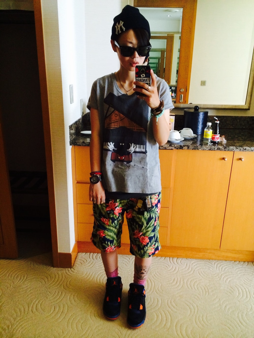 「スニーカー、glamb、NEW ERA、TOMMY、jordan4、NIXON、ray ban、tattoo」｜「AIR JORDANのアイテム（スニーカー、ブラック系）」を使った、かゆりさん（レディース・161cm）の夏コーディネートの1枚目の写真