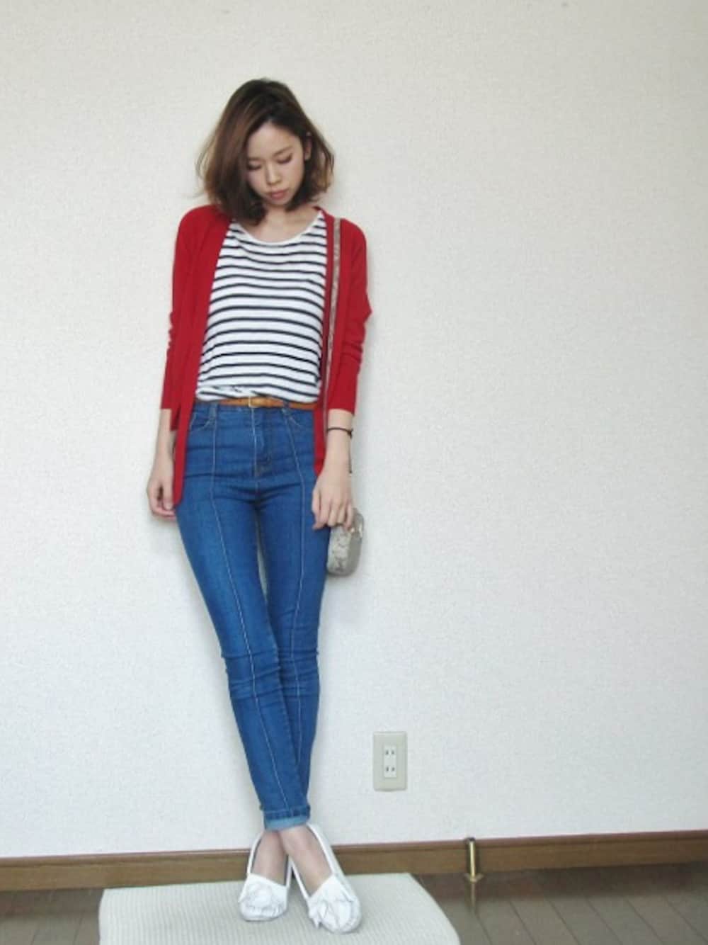 グレー系のショルダーバッグ、その他のTシャツ/カットソー、レッド系のカーディガン/ボレロを着用したレディースの春コーディネートの1枚目の写真