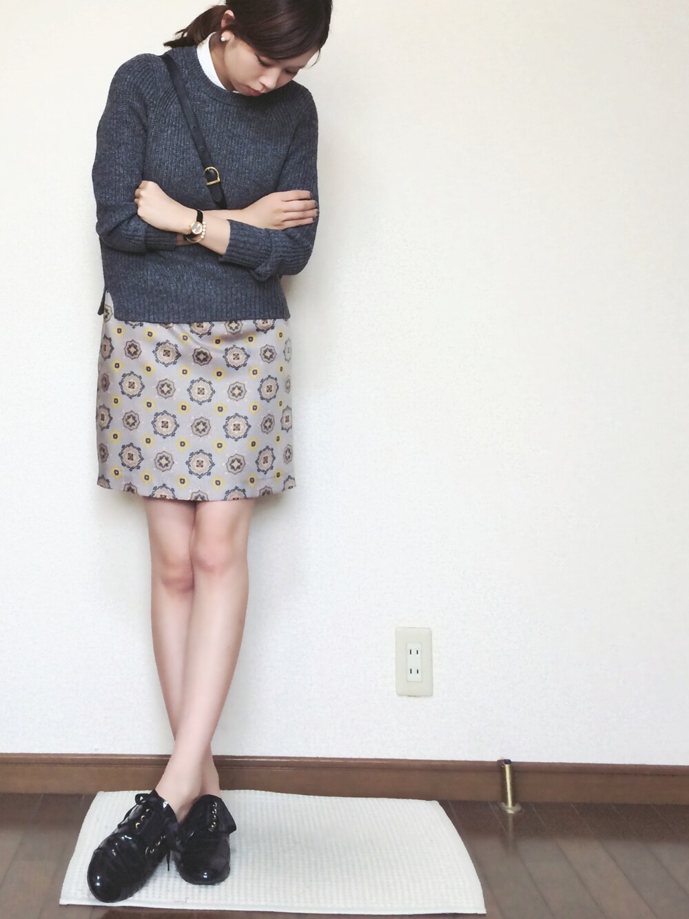 「白襟、ドレスシューズ、Pachilで撮ってみた、パールアクセサリー、ローゲージニット」｜「Pachil WEAR LIMITEDのMeoSnap Pachil WEAR LIMITED／パチる WEAR限定版（スマホグッズ、ブラック系）」を使った、さくらさん（レディース・160cm）の秋コーディネートの1枚目の写真