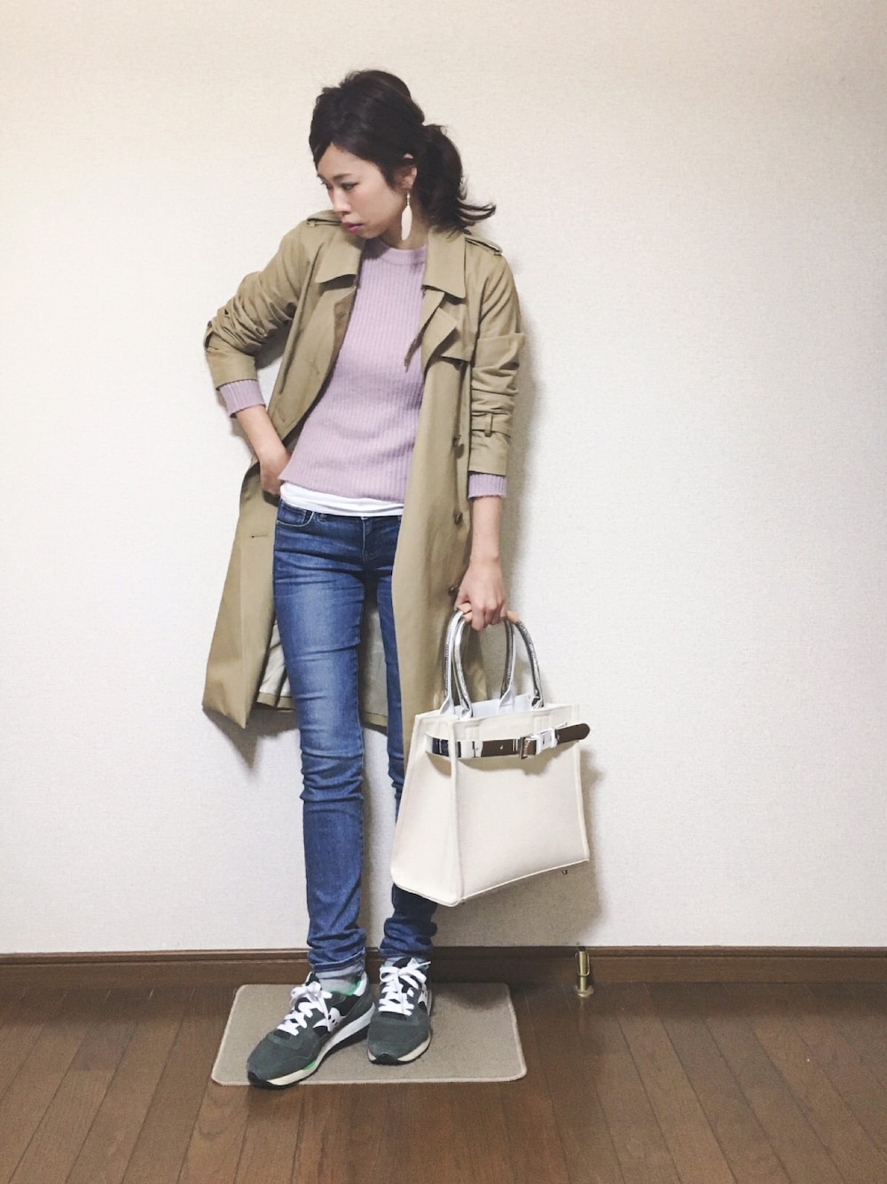 「春、デニム、カジュアル、休日スタイル、UNIQLO、トレンチコート」｜「Handmadeのアイテム（ピアス（両耳用）、ベージュ系）」を使った、さくらさん（レディース・160cm）の春コーディネートの1枚目の写真