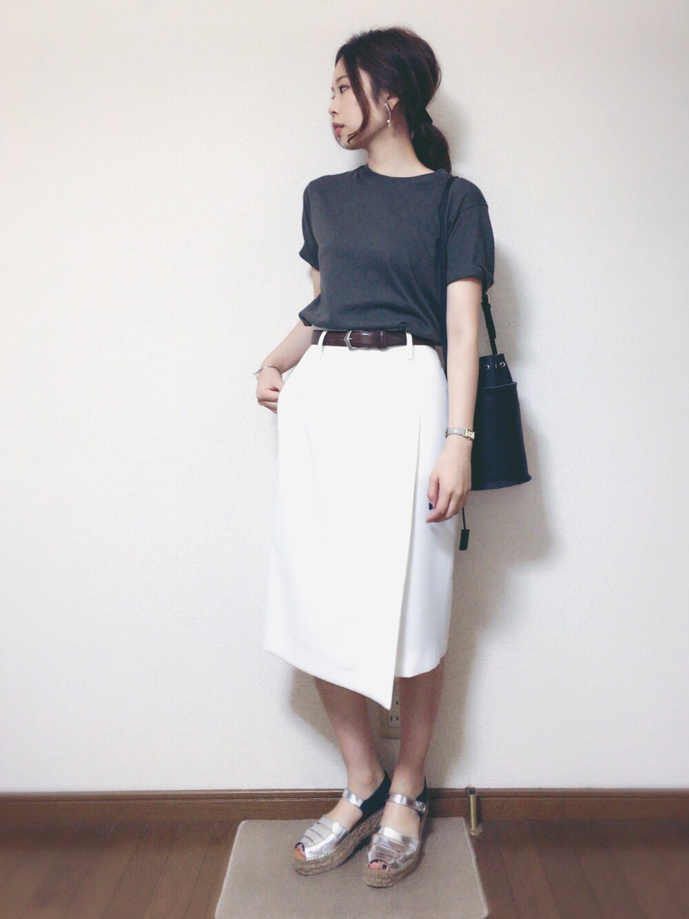 「大人カジュアル、シンプルコーデ、パックTシャツ、エスパドリーユ、タイトスカート、無地T」｜「TODAYFULのアシンメトリーピアス（ピアス（両耳用）、シルバー系）」を使った、さくらさん（レディース・160cm）の夏コーディネートの1枚目の写真