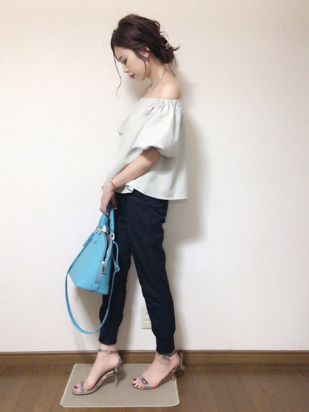 「オフショル、出勤コーデ、お仕事コーデ、ジョガーパンツ、GU、シンプル、ピンストライプ、きれいめスタイル」｜「TODAYFULのアシンメトリーピアス（ピアス（両耳用）、シルバー系）」を使った、さくらさん（レディース・160cm）の夏コーディネートの1枚目の写真
