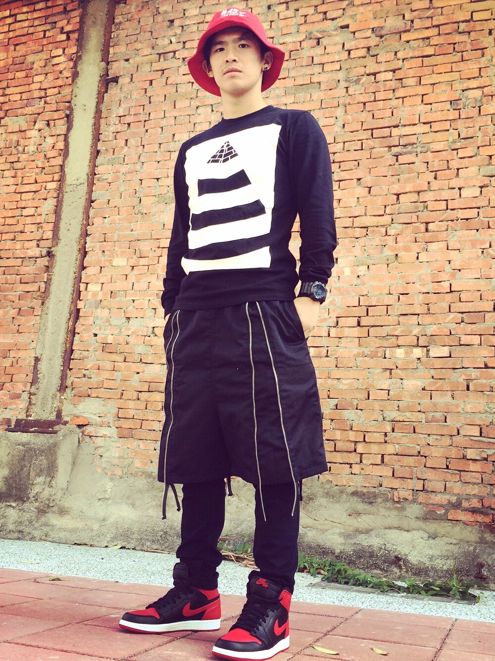 「jordan1、casual、Jumper、jumper45」｜「JumperのPRETTY NICE x JUMPER - #45▶ BUCKET HAT（ハット、レッド系）」を使った、DengZさん（メンズ・170cm）の秋コーディネートの1枚目の写真