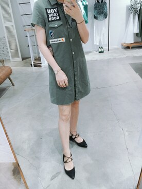 「アイテム（トレンチコート、グリーン系）」を使った、祁大流さん（レディース・157cm）の夏コーディネート